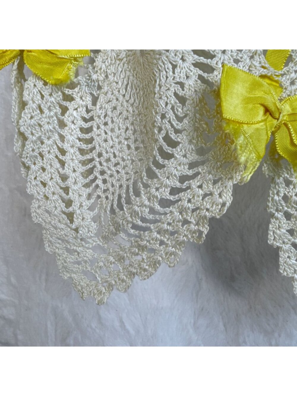 Vtg Handmade Crochet Cream & Yellow Ribbon Tie half apron With Scalloped Edges - Picture 4 of 9